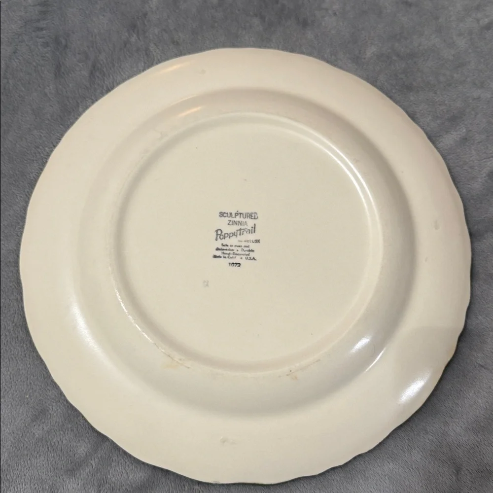 Vintage Metlox Poppytrails Sculpted Zinnia #1073 Set of 2 Dinner Plates 10.5”‎